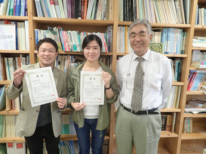 左から大橋将太さん、普照遥さん、指導教員の木村定雄教授