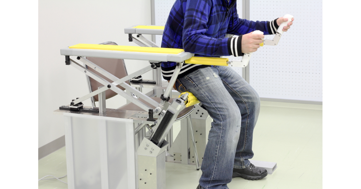金沢工業大学と総合油圧機器メーカーのKYB 高齢者の着座・立ち上がりを