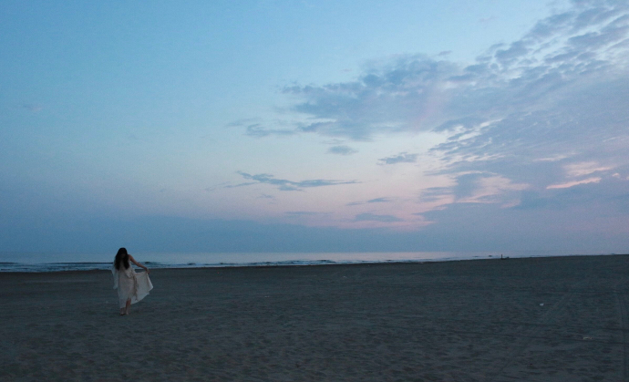 『海に浮かぶ月』のワンシーン