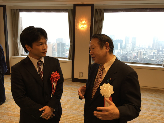 松本文明内閣府副大臣と谷本さん