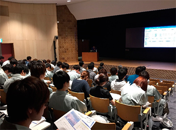 イノベーションホールで見学前学習を受ける学生