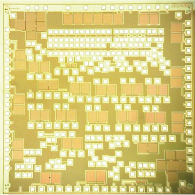  電波など環境電磁波からの発電を可能にするSOIチップ。2.5mm2のチップ全体