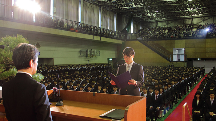 大学院入学生代表宣誓を行う滝本健太さん