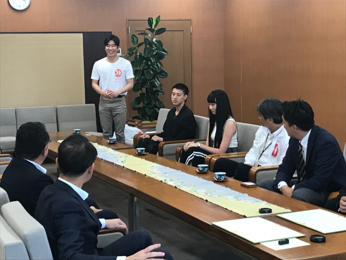 山野市長に協議会の抱負を語る経営情報学科4年の前田さん