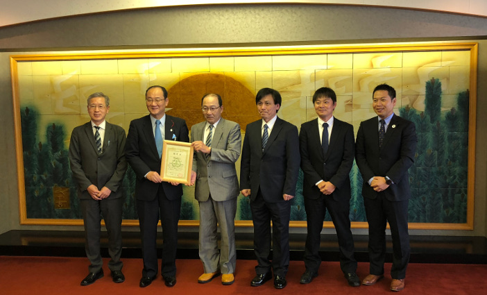 認定証交付式に出席した関係者。左から2番目が和田愼司小松市長。環境土木工学科 花岡講師は右から2番目