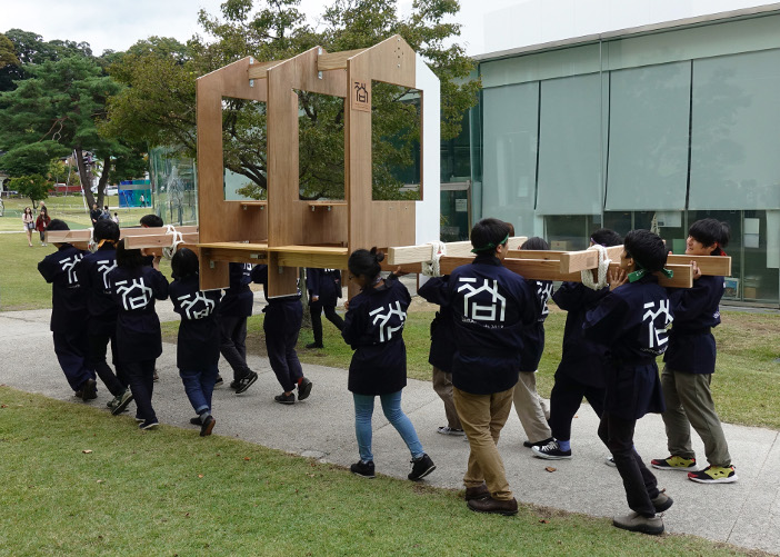 神輿に変容しての練り歩き（2018年10月20日、金沢21世紀美術館にて）