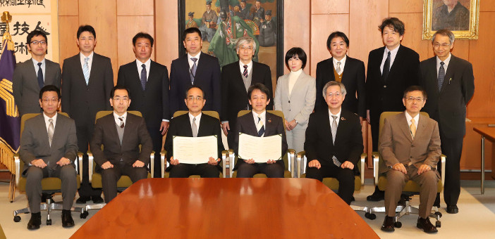 調印式に出席した金沢高等学校と金沢工業大学の関係者