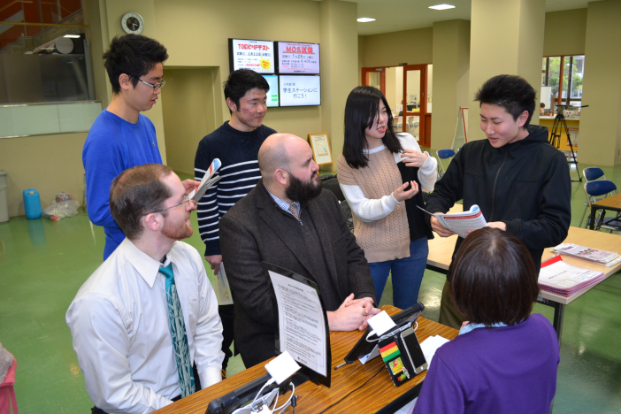 学内献血に通訳ボランティアとして参加した学生たち（1月23日）