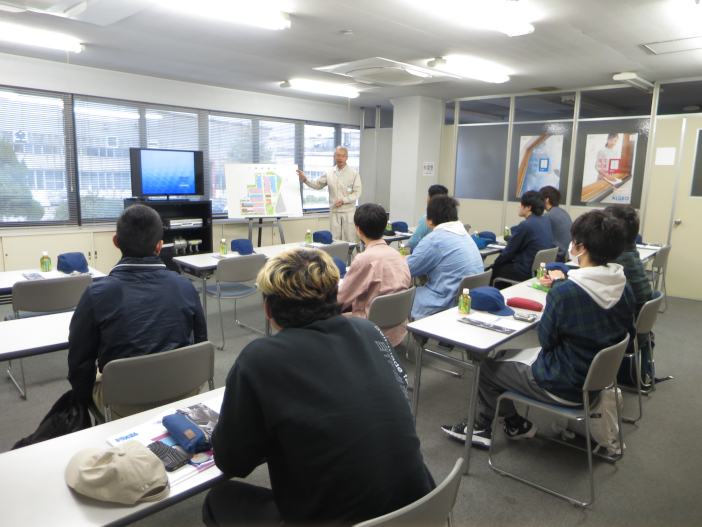 エントリーを検討する学生を対象に開催された三協立山株式会社の見学の様子