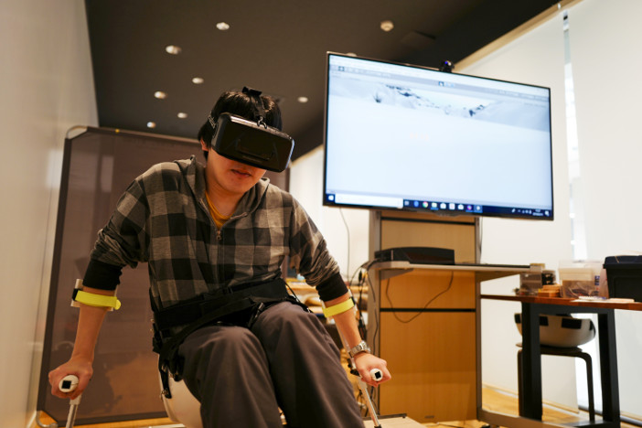卒業研究で学生が日本初のvr型チェアスキー シミュレータを開発 プロジェクトデザインiii 卒業研究 公開発表審査会とクラスター研究室発表会で 実機を公開し デモンストレーションを実施 ニュース Kit 金沢工業大学