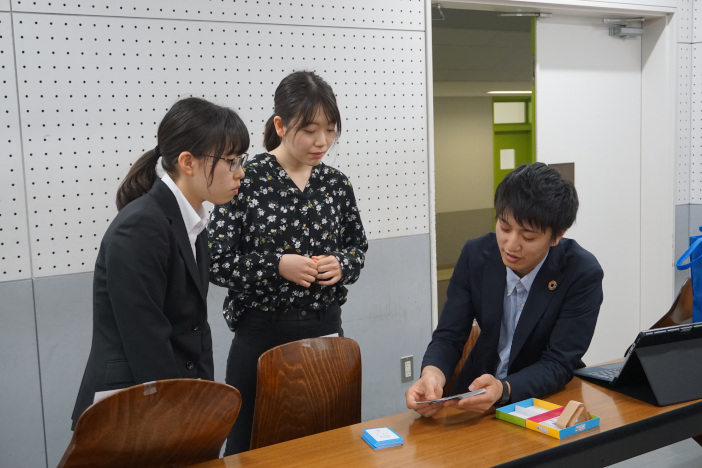 両大学の学生がファシリテーターを務めた（写真右　SDGs Global Youth Innovators代表の島田さん）