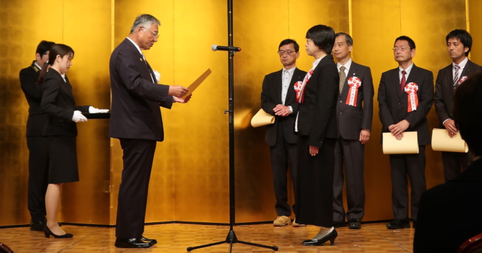  記念式典当日は授業期間中のため袖准教授が代表して表彰状を受け取った