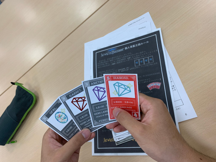 金沢工業大学の学生がデザイン、製作した「ジュエルバザール」カードと説明書