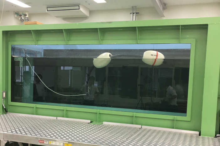 金沢工業大学生体機構制御技術研究所（やつかほリサーチキャンパス）にある水平循環型回流水槽を使った実験風景