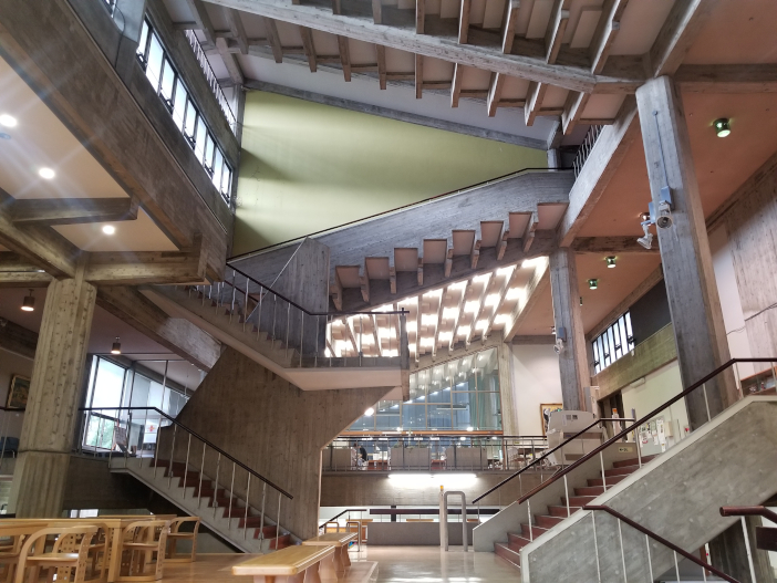 金沢工業大学本館 現 1号館 が建築物としての歴史的価値が評価され 日本におけるモダン ムーブメントの建築226選 に選定 docomomo japan選定建築物選定プレート贈呈式を開催 ニュース kit 金沢工業大学
