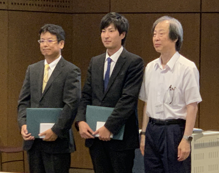 受賞した畝田教授（左）と太田さん（中）