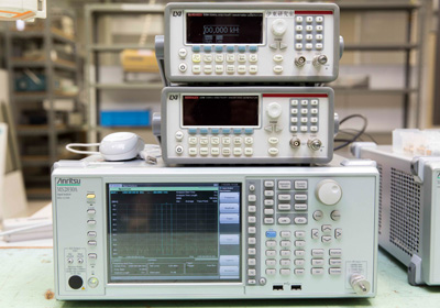 高度な回路シミュレータや電波の測定器、信号発信機など、最先端の実験機器がそろう伊東研究室。設備の充実度は、金沢工業大学の大きな強みのひとつだ