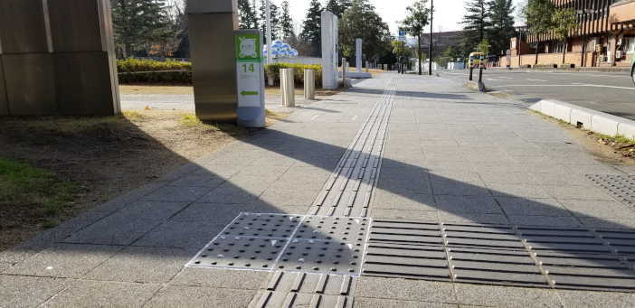 （敷設例）　金沢21世紀美術館市役所口側歩道