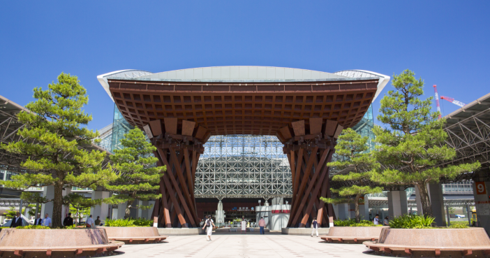 金沢駅もてなしドーム　金沢工業大学水野一郎教授の総合プロデュースにる建築作品。米国　旅行雑誌「トラベル・レジャー」ウェブ版で、世界で最も美しい駅14選に選出されている（写真提供：金沢市）