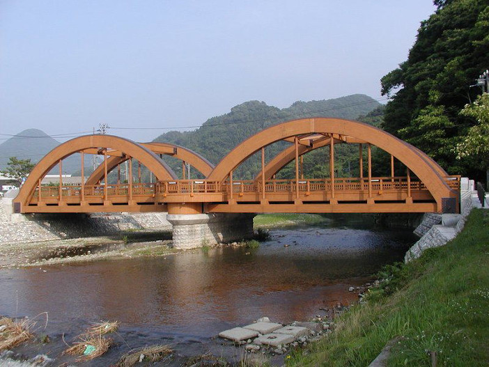 本田客員教授が研究対象の一つとした八幡橋（近代木車道橋、新潟県山北町）