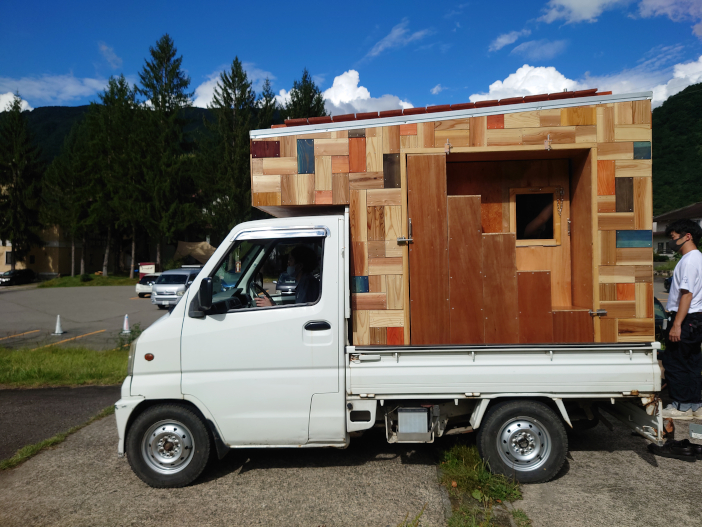 屋上への階段はハウス内に収納できるようになっている