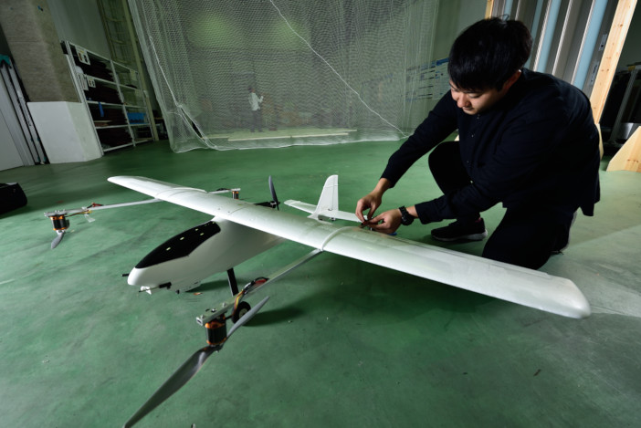 航空システム工学科赤坂研究室が開発した固定翼を持つ小型垂直離着陸機。飛行実験も成功させている