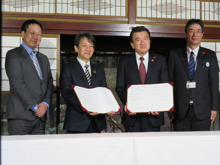 連携協定に調印した大澤敏学長（左から2人め）と粟貴章野々市市長（右から2人め）