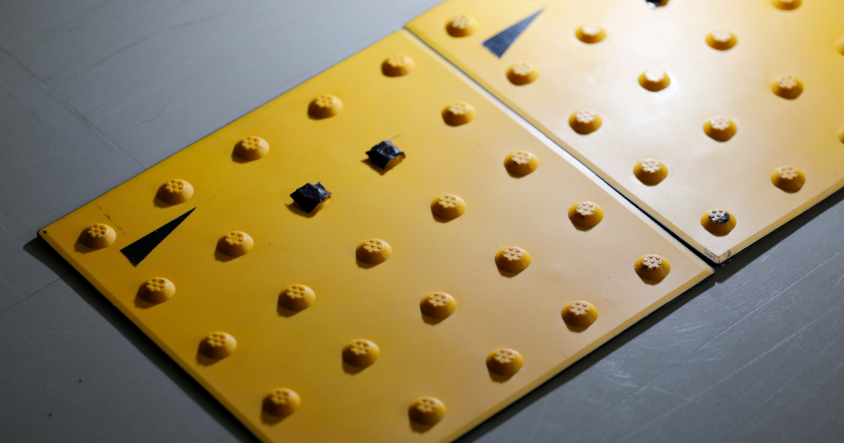 スマホをかざすと点字ブロックが店舗の情報を音声案内 コード化点字ブロックによる音声情報案内 体験イベント 3月6日 土 に実施 金沢市市民生活ai 技術等促進事業 ニュース Kit 金沢工業大学