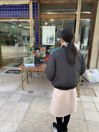 アバターのクイズに答える小学生（金沢市・竪町商店街）