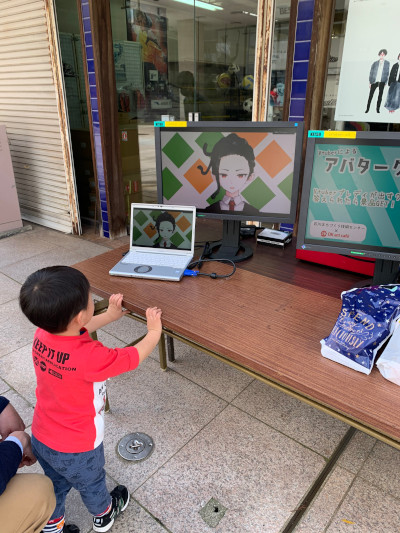 アバターのクイズに不思議そうに答える幼稚園児（金沢市・竪町商店街）