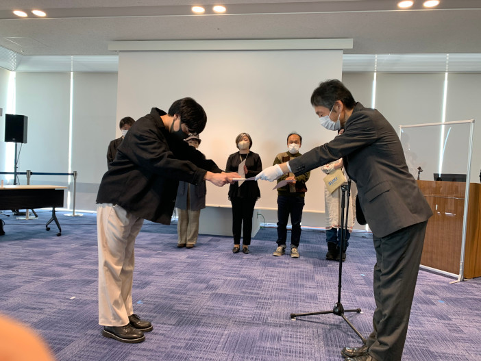 認定証を受け取るタスクリーダーの松本卓人さん（金沢港クルーズターミナル・セミナールーム）