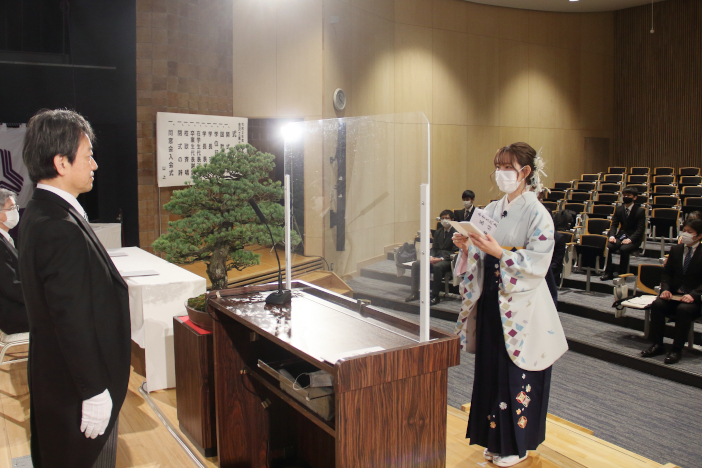 答辞を述べた跡部愛莉さん（右）