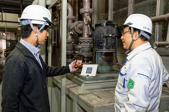 徳田真之介さん（左）が工場を訪れ、実証実験を実施