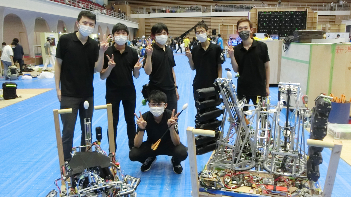 大会メンバーとロボット