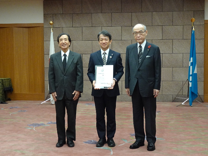 石川県庁で行われた表彰式で大澤敏学長（中）が賞状を授与されました