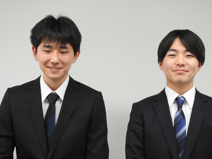 情報工学科4年の村上慧さん（左）とメディア情報学科4年の吉田一博さん（右）