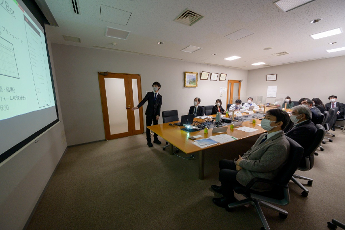 KITコーオプ教育の成果発表を行う須山さん（別川製作所　2022年3月4日）