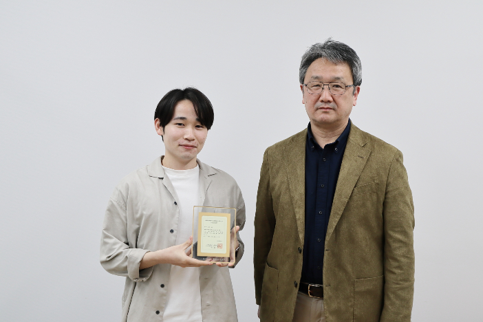 受賞した陸田駿弥さん（左）と指導教員の金道敏樹教授