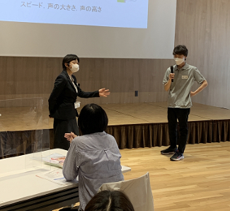 講義の中で心理科学研究科大学院生が実演