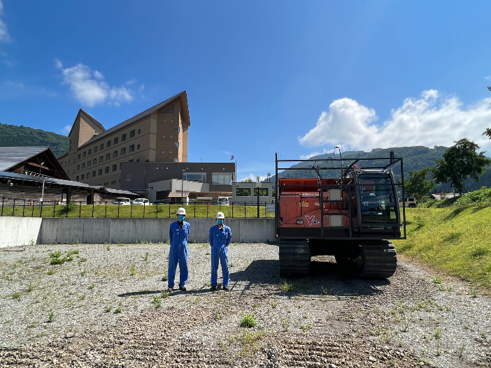 遠隔操作システムを搭載した重機。白山麓キャンパスの実証実験フィールドにて