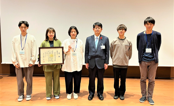 金沢市相川副市長と最優秀賞受賞の金沢工業大学学生（学生団体SNOU）