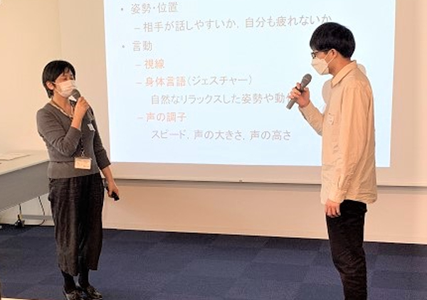 山上史野准教授と心理科学研究科の大学院生がロールプレイを実演