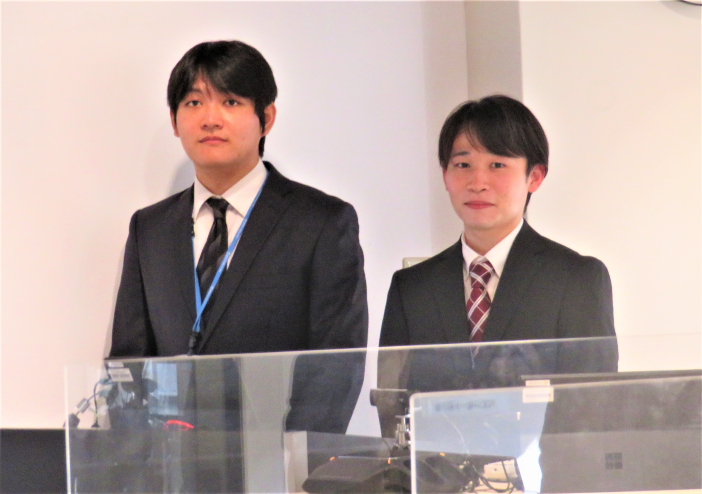 情報工学科4年の増田圭亮さん（左）と情報工学専攻1年の陸田駿弥さん（右）