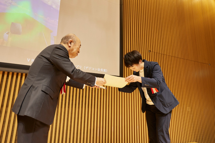 心理科学科4年生・山本将聖さん（右）