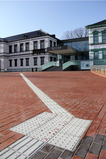 国立工芸館前に敷設された コード化点字ブロック