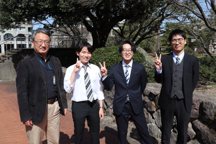 左から金道敏樹教授、陸田駿弥さん、越井天之輔さん、野本陽太さん
