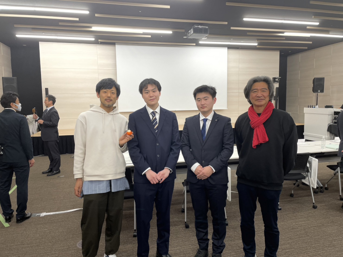（左から順に）審査員の大畑慎治さん、参加チームメンバーの江原さん、山下さん、松林教授