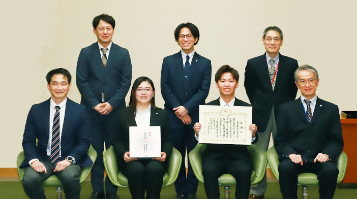 感謝状を贈呈された学友会役員会の元田和奏さん（前列左から2人目）、 学友会学生健康委員会の瀧澤侑孝さん（同3人目）