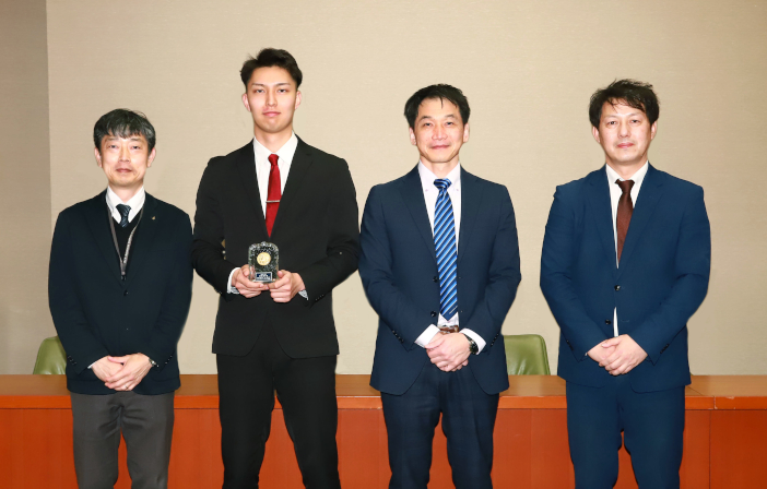 令和4年度優秀選手賞を受賞した宮下流星さん（左から2人目）