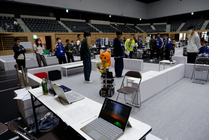 大会フィールドで競技中の、夢考房RoboCup@Homeプロジェクトが開発したロボット